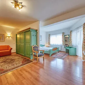https://chalet-haider-by-holidayflats24.saalbachhinterglemmhotels.com