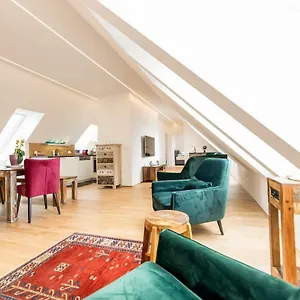 https://grosse-dachgeschosswohnung-im-herzen-von-graz.graz-austria-hotels.com